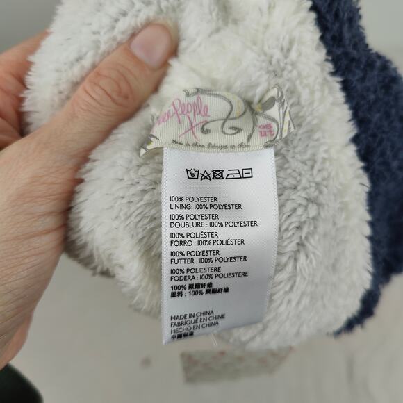 Free People Cloud Rib Beanie Hat Womens One Size Navy Blue Fuzzy Cozy NWT - Picture 6 of 7